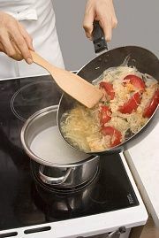 Приготовление блюда по рецепту - Суп молочный с капустой и помидорами. Шаг 3